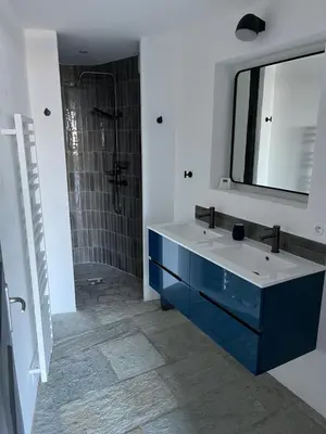 Salle de bains dans l'établissement Studio dans maison typique du cap Corse