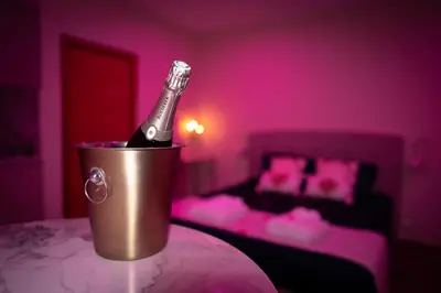 Un ou plusieurs lits dans un hébergement de l'établissement A Stalla di i Sensi - Chambre romantique avec spa