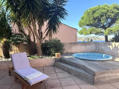 Piscine de l'établissement Grande maison avec vue mer et jacuzzi au cœur de Calvi ou située à proximité