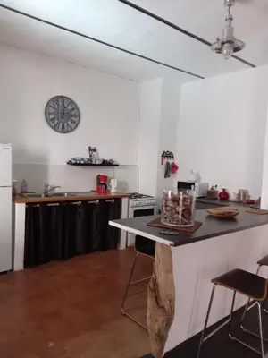 Cuisine ou kitchenette dans l'établissement La maison du bonheur