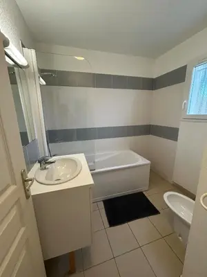 Salle de bains dans l'établissement Joli appartement résidentiel plage et piscine