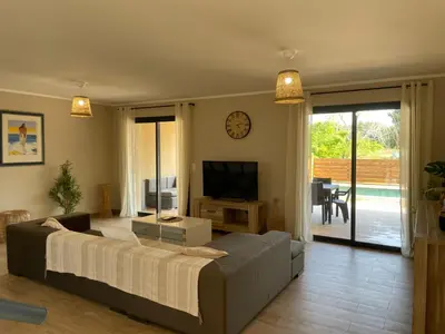 Télévision ou salle de divertissement dans l'établissement Villa avec piscine privée