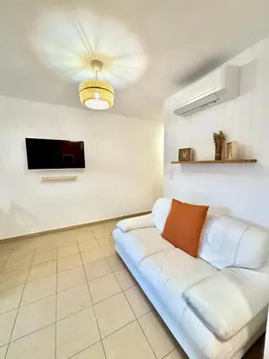 Télévision ou salle de divertissement dans l'établissement Appartement 2 chambres - Rez-de-jardin - Avec piscine