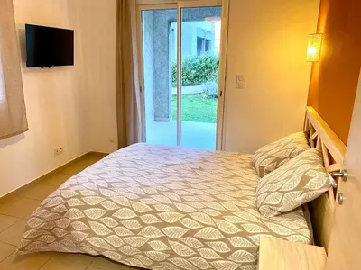 Un ou plusieurs lits dans un hébergement de l'établissement Appartement 2 chambres - Rez-de-jardin - Avec piscine