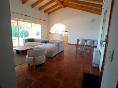 Coin salon dans l'établissement Villa avec piscine, plage à quelques minutes