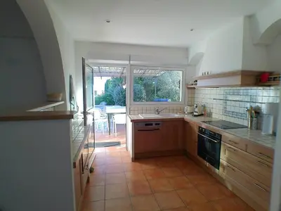 Cuisine ou kitchenette dans l'établissement Villa avec piscine, plage à quelques minutes