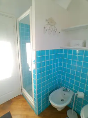 Salle de bains dans l'établissement Villa avec piscine, plage à quelques minutes