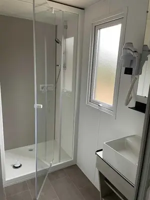 Salle de bains dans l'établissement Bungalow le Sartène