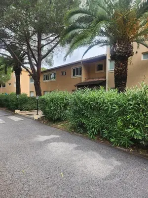 Jardin de l'établissement Studio Calvi avec jardinet à 2 min à pieds de la plage