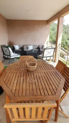 Coin salon dans l'établissement Haut de Villa Superbe vue Piscine privee