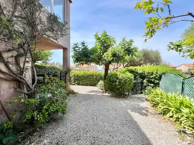 Jardin de l'établissement Appartement proche de la mer au coeur de la Marine