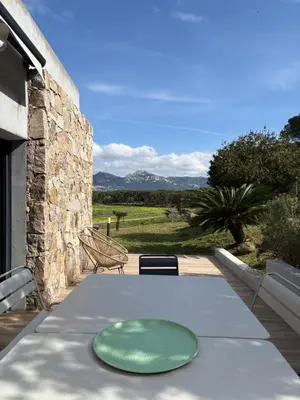 Vue générale sur la montagne ou vue sur la montagne depuis la villa