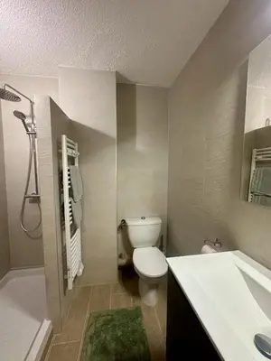 Salle de bains dans l'établissement Appartement en rez de jardin-Proche du centre
