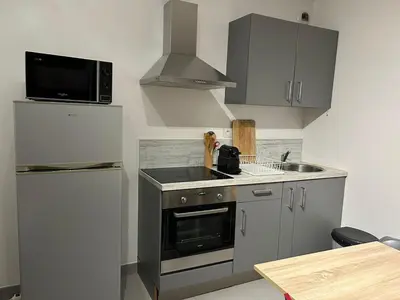Cuisine ou kitchenette dans l'établissement Charmant studio en centre-ville