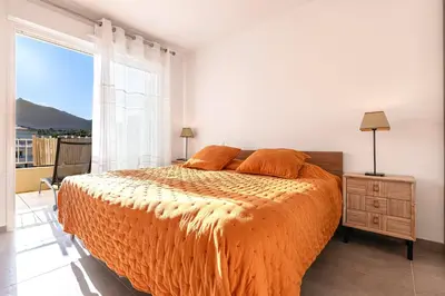 Un ou plusieurs lits dans un hébergement de l'établissement Casa Fangu - Balcon avec Vue Port et Montagnes