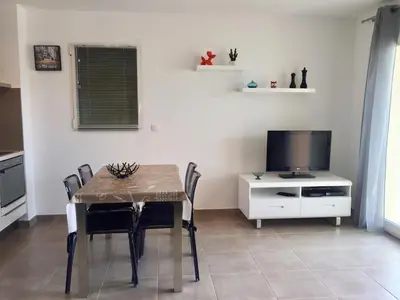 Télévision ou salle de divertissement dans l'établissement Appartement vue mer centre