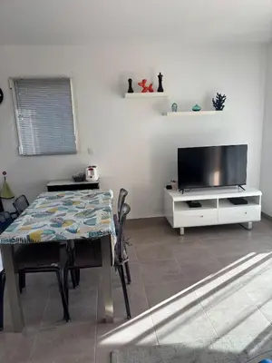 Télévision ou salle de divertissement dans l'établissement Appartement vue mer centre