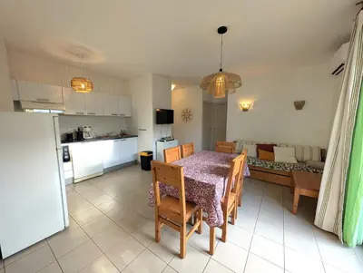 Cuisine ou kitchenette dans l'établissement T3 - accès direct plage dans résidence avec piscine