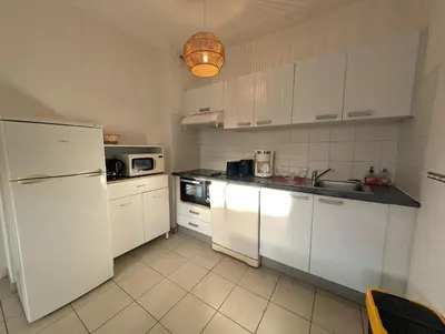 Cuisine ou kitchenette dans l'établissement T3 - accès direct plage dans résidence avec piscine