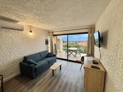 Télévision ou salle de divertissement dans l'établissement Sant Ambroggio, Appartement Vue Mer, Plage Port à Pied, Balagne, 4 Pers