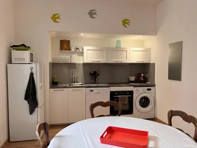 Cuisine ou kitchenette dans l'établissement Village centre appartement