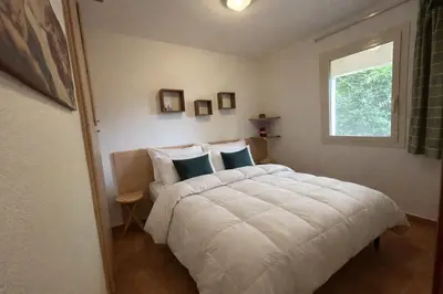 Un ou plusieurs lits dans un hébergement de l'établissement Appartement avec piscines et plage à pied