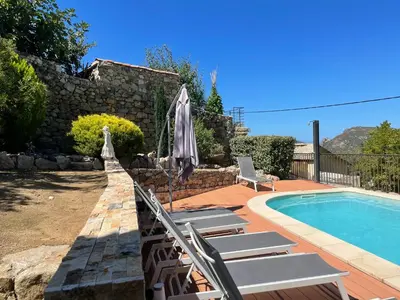 Piscine de l'établissement Maison de caractère CASA LECA, piscine privée chauffée ou située à proximité