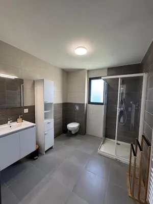 Salle de bains dans l'établissement L'Immortelle - T3 avec balcon vue mer & montagne