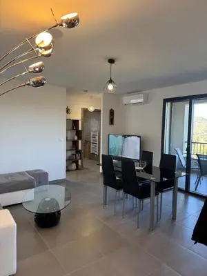 Coin salon dans l'établissement L'Immortelle - T3 avec balcon vue mer & montagne