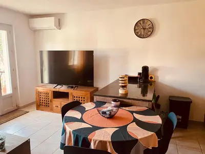 Télévision ou salle de divertissement dans l'établissement Charmant T2 en rez-de-jardin