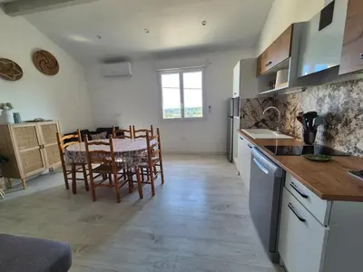 Cuisine ou kitchenette dans l'établissement Peaceful 3-room apartment, refurbished and air-conditioned