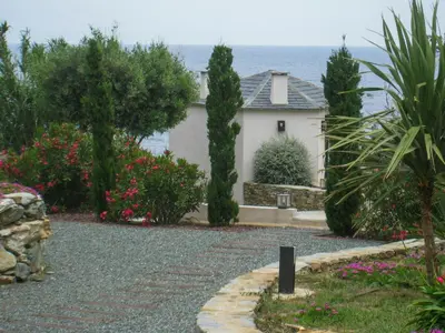 Jardin de l'établissement Villa With Direct Sea Access In Cap Corse