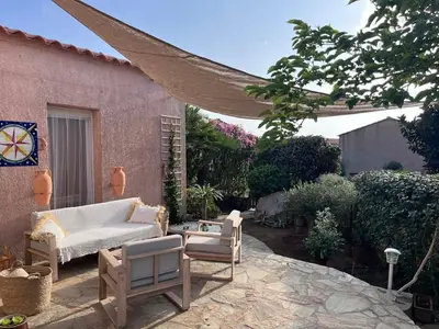 Jardin de l'établissement Maison face à la mer