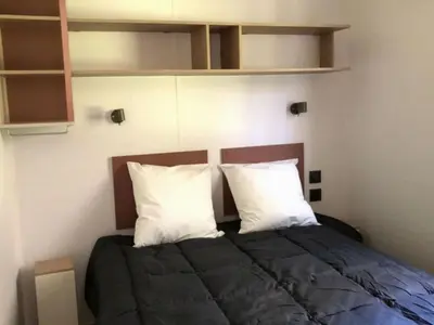 Un ou plusieurs lits dans un hébergement de l'établissement Mobil-home confortable avec terrasse pour 4 personnes à Vico - API-1-52-838