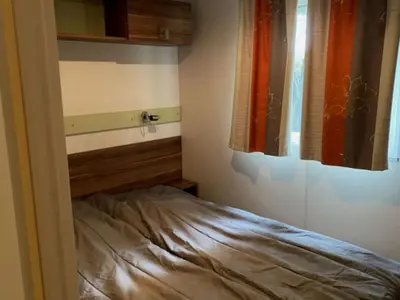 Un ou plusieurs lits dans un hébergement de l'établissement Mobil Home avec Terrasse, 2 Chambres, 4 Pers. - API-1-52-840