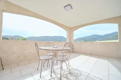 Vue générale sur la montagne ou vue sur la montagne depuis l'appartement