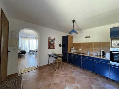 Cuisine ou kitchenette dans l'établissement T3 de 80m2 avec piscine - jardin - vue mer