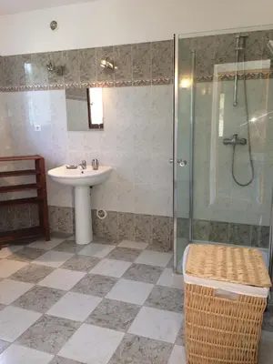 Salle de bains dans l'établissement Maison avec piscine sans voisinage à 4km de la mer