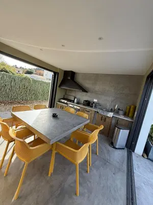 Cuisine ou kitchenette dans l'établissement Studio équipé avec cuisine d été et piscine privée