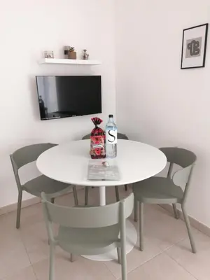 Télévision ou salle de divertissement dans l'établissement Petit havre de paix au bord de la mer