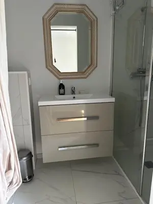 Salle de bains dans l'établissement Studio climatisé avec terrasse privative