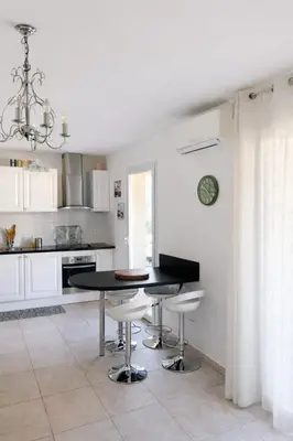 Cuisine ou kitchenette dans l'établissement Appart cosy - Lumineux avec terrasse