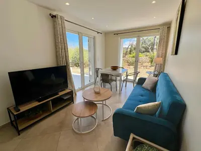 Télévision ou salle de divertissement dans l'établissement Luminous 2 BR Apt - Panoramic Sea & Mountain View Terrace