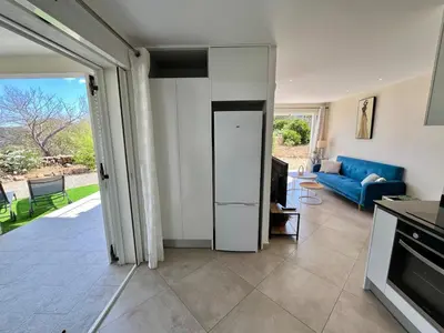 Cuisine ou kitchenette dans l'établissement Luminous 2 BR Apt - Panoramic Sea & Mountain View Terrace