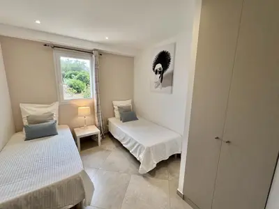 Un ou plusieurs lits dans un hébergement de l'établissement Luminous 2 BR Apt - Panoramic Sea & Mountain View Terrace