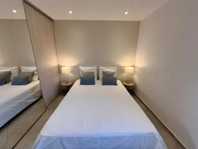 Un ou plusieurs lits dans un hébergement de l'établissement Modern 2 BR Apt - Terrace, Pool Access & Mountain Views