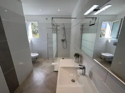 Salle de bains dans l'établissement Modern 2 BR Apt - Terrace, Pool Access & Mountain Views