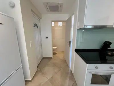 Cuisine ou kitchenette dans l'établissement Charming 1 BR Apt - Terrace with Garden View & Pool Access