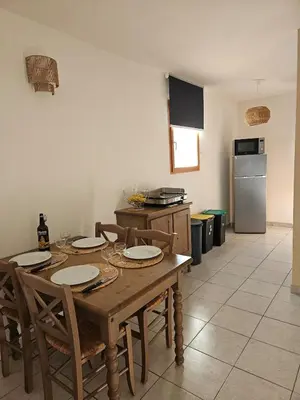 Cuisine ou kitchenette dans l'établissement Grand T2 A DEUX PAS DE LA PLAGE LOZARI