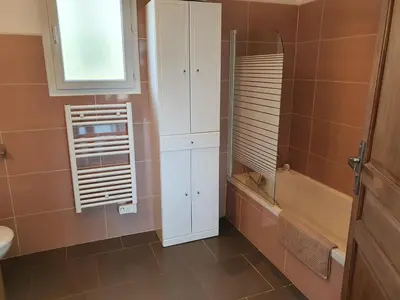 Salle de bains dans l'établissement maison être mer et montagne